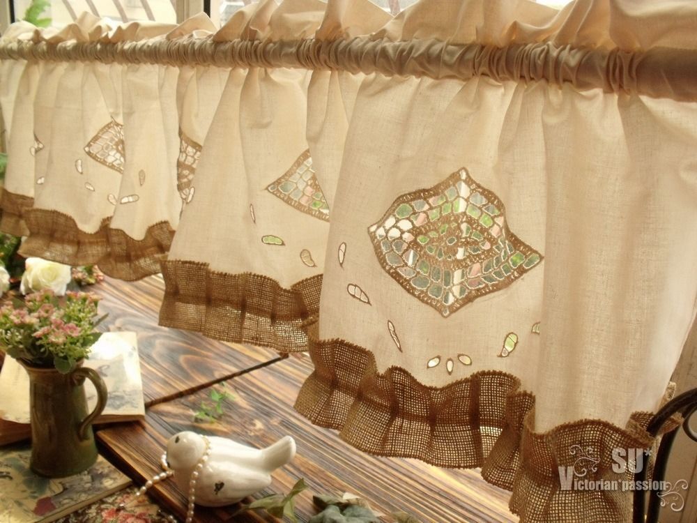 Bellissime balze sopra tende all'uncinetto nello lo stile shabby ... Tende schabby
