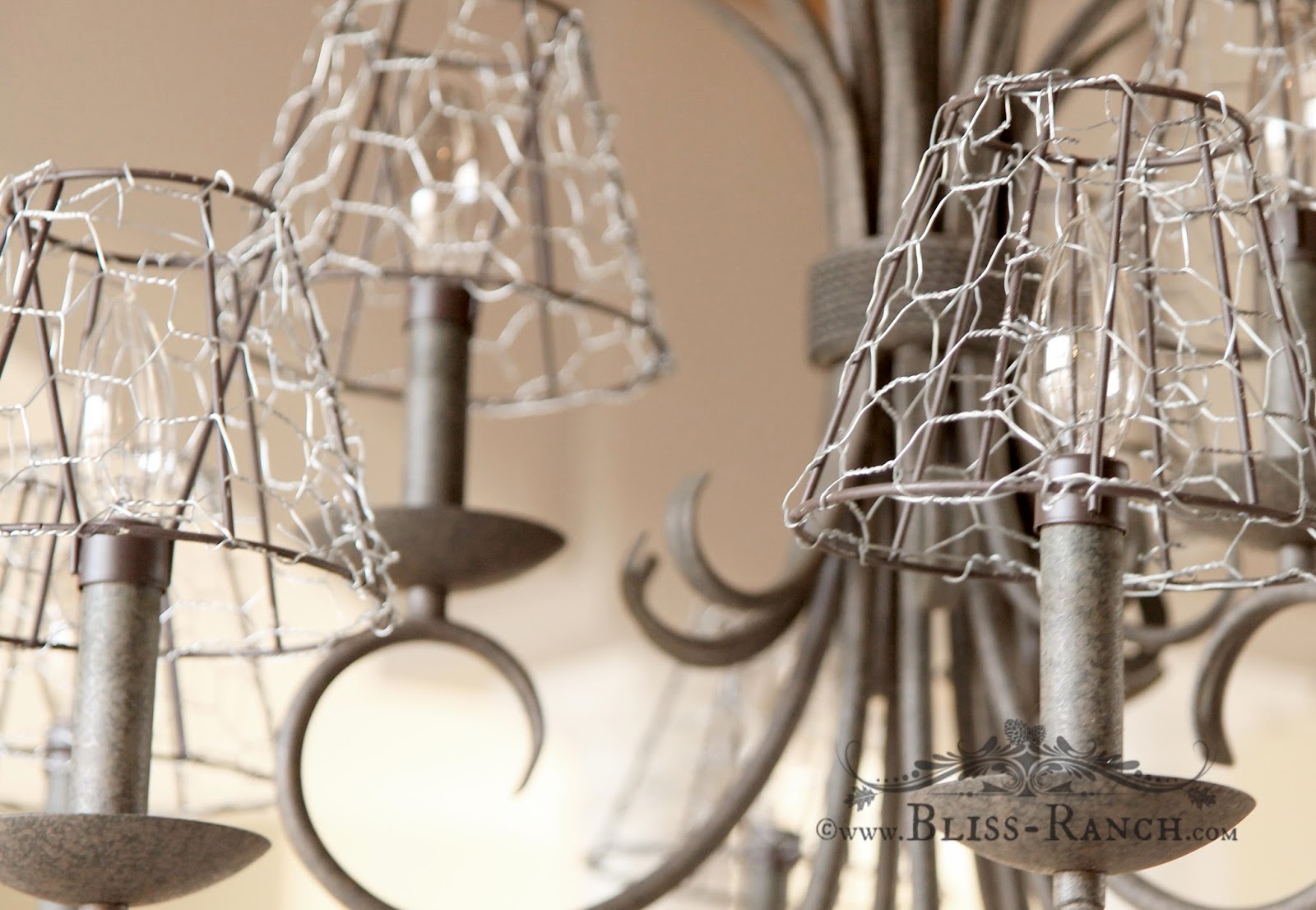 Come realizzare dei lumi e lampadari shabby con la rete zincata ...